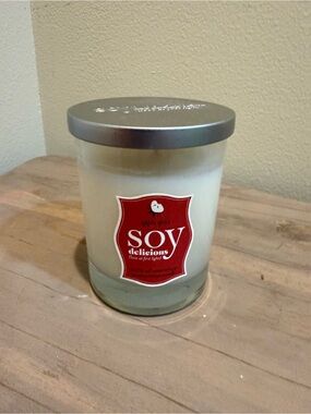 Delicious Soy Apple Spice Candle with Silver Lid